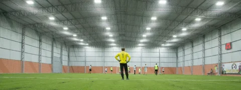 Campo de futebol indoor iluminado