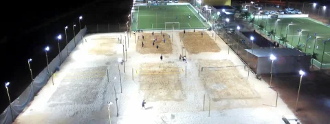 Vista aérea de quadras de areia e campos iluminados à noite