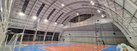 Ginásio poliesportivo iluminado